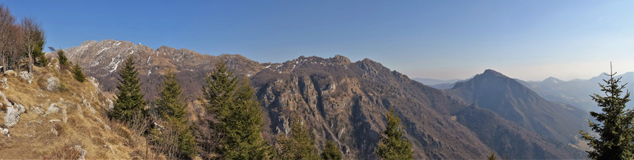 Sul sentiero per Cima Cornetti in discesa dalla Baita alal croce con vista in Alben